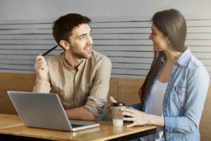 Cách ứng xử lắng nghe và chủ động phản hồi